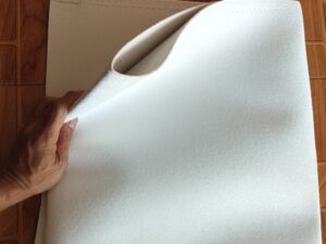 Mặt bàn nỉ trắng máy cắt rập nhựa mica